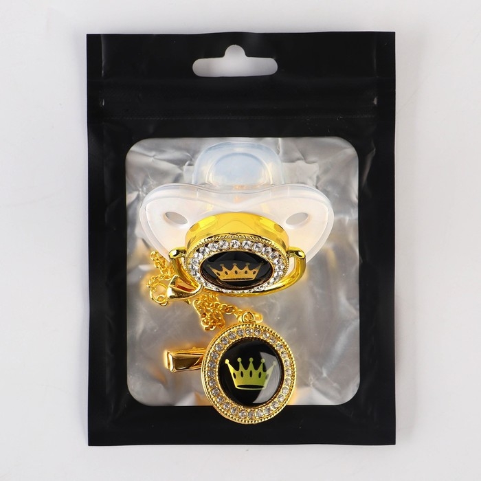 Соска - пустышка силиконовая ортодонтическая «PRINCESS», от 6 мес., с колпачком + держатель - цепочка, цвет белый/золото, стразы Соска - пустышка силиконовая ортодонтическая «PRINCESS», от 6 мес., с колпачком + держатель - цепочка, цвет белый/золото, стразы