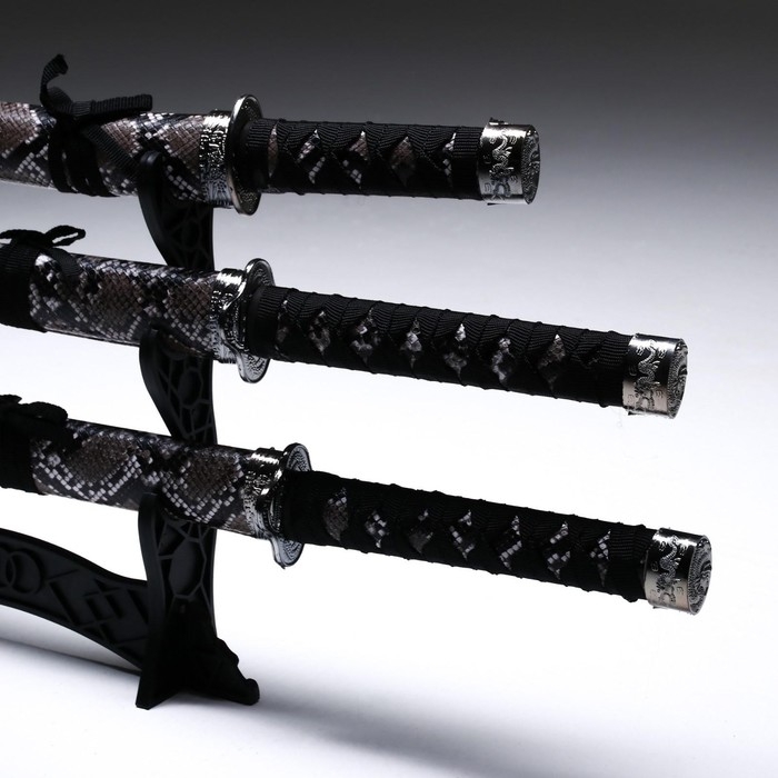 Сув. изделие катаны 3в1 на подставке, ножны кожзам, змея серая 47/70/89см, темная Сув. изделие катаны 3в1 на подставке, ножны кожзам, змея серая 47/70/89см, темная
