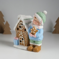 Сувенир керамика свет "Малышка в голубом свитере у пряничного домика" 15х8х16 см Сувенир керамика свет "Малышка в голубом свитере у пряничного домика" 15х8х16 см