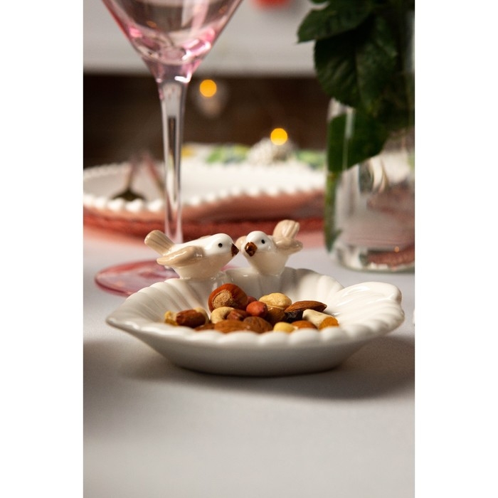 Блюдо керамическое сервировочное «Голубки на листочке», 13×13×2 см, цвет белый Блюдо керамическое сервировочное «Голубки на листочке», 13×13×2 см, цвет белый