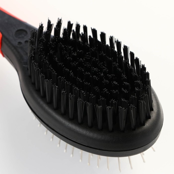 Щётка-расчёска двухсторонняя овальная, 21,5 х 6,5 см, нескользящая ручка, чёрно-красная Щётка-расчёска двухсторонняя овальная, 21,5 х 6,5 см, нескользящая ручка, чёрно-красная