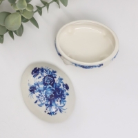 Шкатулка керамика на ножках "Синие цветы" 6,1х7,7х4,8 см Шкатулка керамика на ножках "Синие цветы" 6,1х7,7х4,8 см