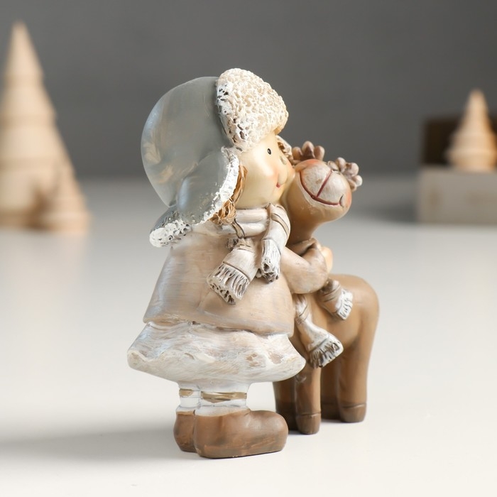 Сувенир полистоун "Малышка/Малыш в шапке-ушанке, с лосиком" беж МИКС 4х8х10,5 см