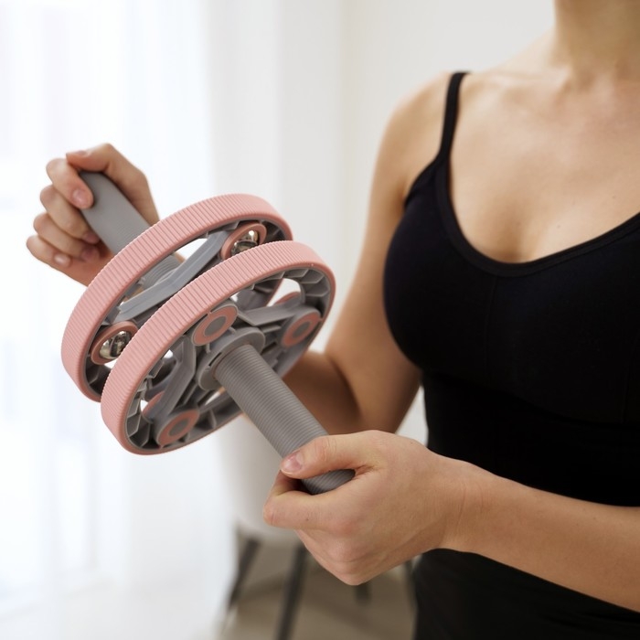 Набор для фитнеса ONLYTOP: ролик, упор для пресса, эспандер грудной, цвет розовый Набор для фитнеса ONLYTOP: ролик, упор для пресса, эспандер грудной, цвет розовый