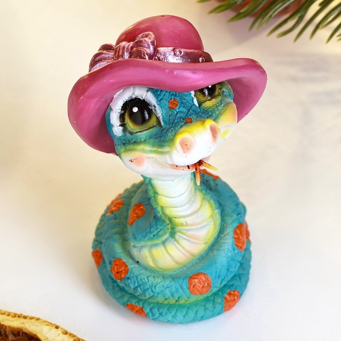 Новый год. Символ 2025. Фигура Новый год. Символ 2025. Фигура "Змейка в шляпке" 4х6х6см, цветная