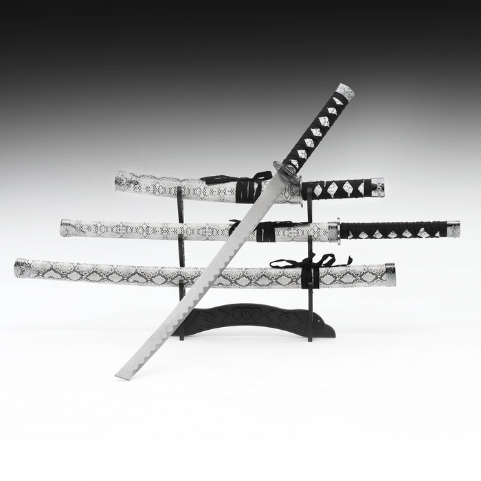 Сув. изделие катаны 3в1 на подставке, ножны кожзам, змея серая 47/70/89см Сув. изделие катаны 3в1 на подставке, ножны кожзам, змея серая 47/70/89см