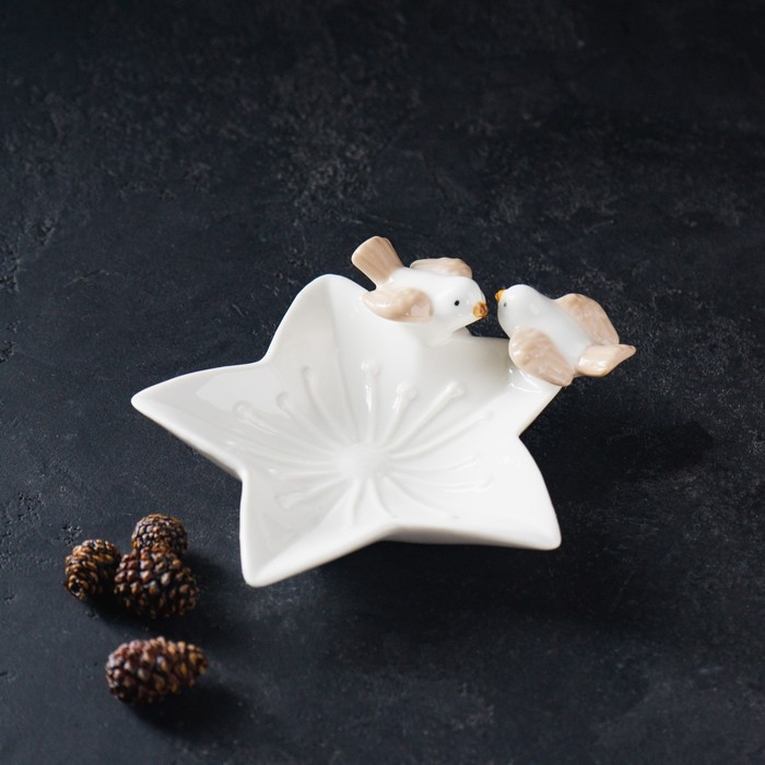 Блюдо керамическое сервировочное &laquo;Голубки на цветочке&raquo;, 14&times;13,5&times;4 см, цвет белый