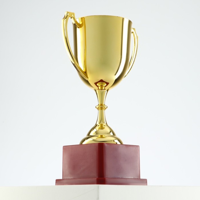 Кубок 012, наградная фигура, золото, подставка пластик, 19,2 &times; 11,5 &times; 8 см.