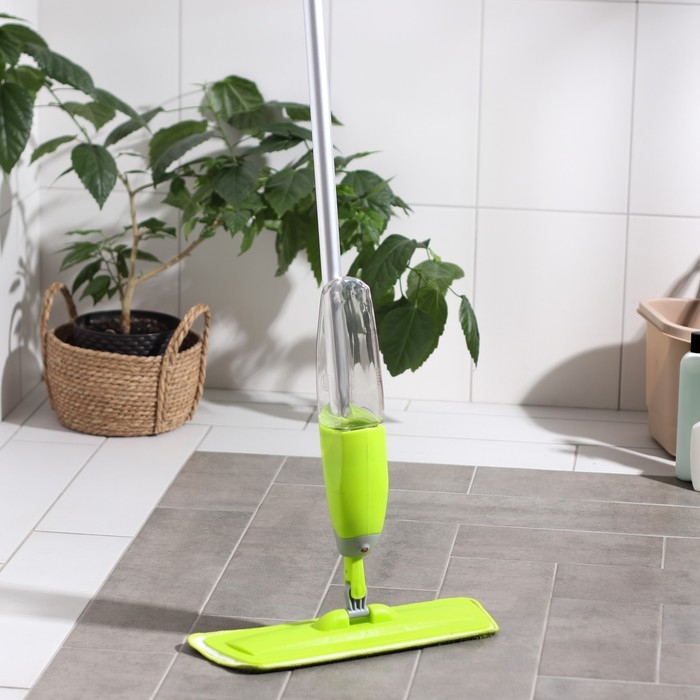 Швабра для мытья пола с распылителем Доляна, насадка из микрофибры 40&times;14 см, металлическая ручка 125 см, цвет МИКС