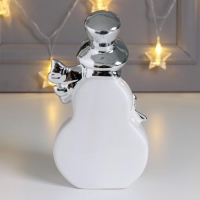 Сувенир керамика "Снеговик в цилиндре и шарфе, со звёздочками" серебро 19,6х6,3х9,5 см