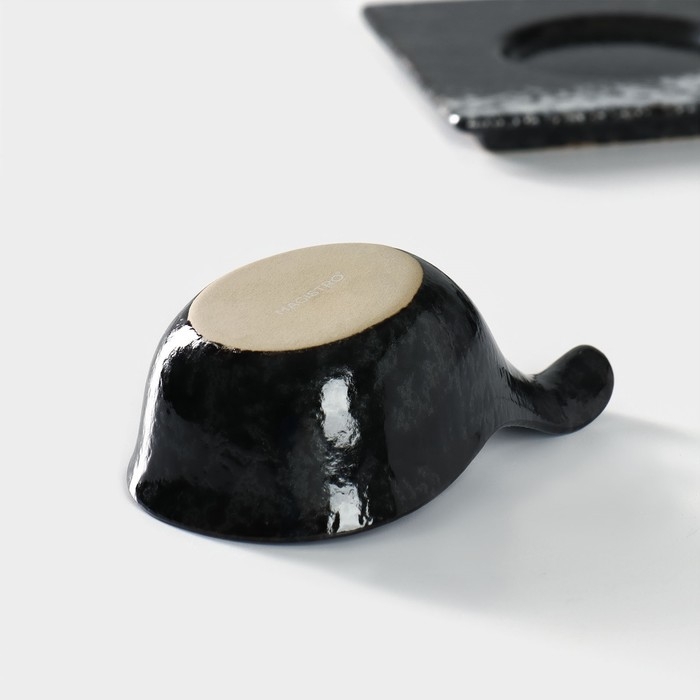 Набор фарфоровых соусников на фарфоровой подставке Magistro «Ночной дождь», 4 предмета: соусник 3 шт 100 мл, подставка 35×12×1 см, цвет чёрный Набор фарфоровых соусников на фарфоровой подставке Magistro «Ночной дождь», 4 предмета: соусник 3 шт 100 мл, подставка 35×12×1 см, цвет чёрный