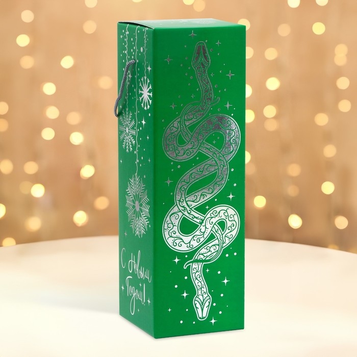 Новый год. Подарочная коробка Новогодняя под шампанское Новый год. Подарочная коробка Новогодняя под шампанское "Змея на зеленом" с веревоч. ручкой 11*11*35см.