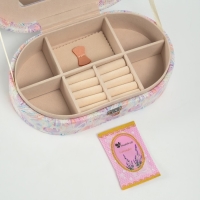 Шкатулка кожзам для украшений "Мазки краски" серебристые точки сирень 13,5х22,5х6,5 см