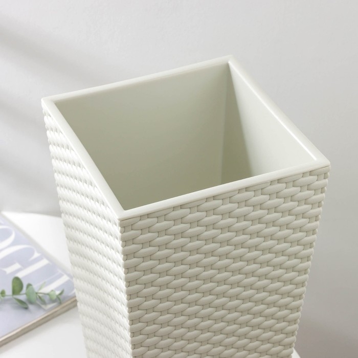 Кашпо для цветов со вставкой &laquo;Ротанг&raquo;, вставка 4,9 л, цвет белый