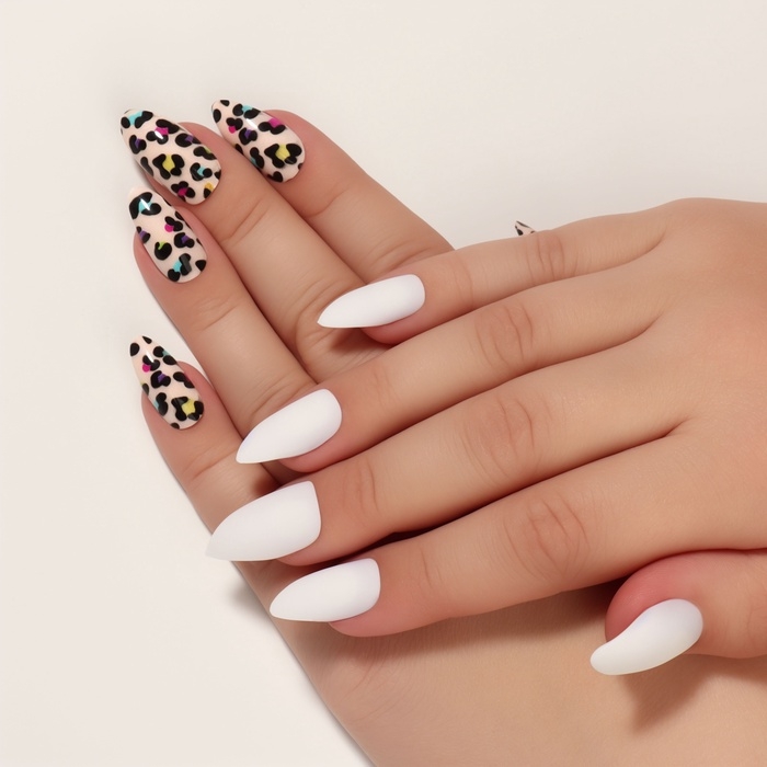 Накладные ногти «Лео», 12 шт, с клеевыми пластинами, форма миндаль, белые, бежевые Накладные ногти «Лео», 12 шт, с клеевыми пластинами, форма миндаль, белые, бежевые