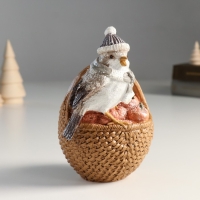 Копилка полистоун "Воробышек в шарфе и шапке, на корзине с яблоками" 11х10,5х15,5 см