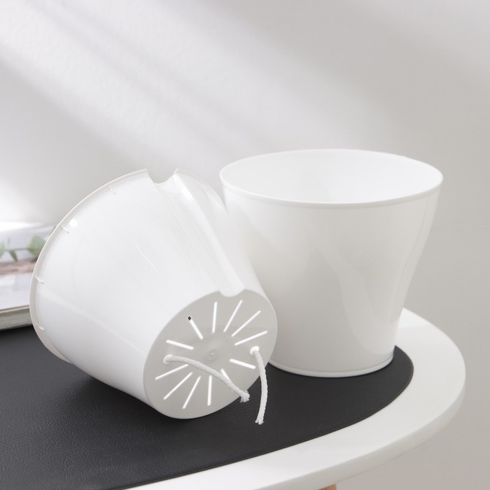 Кашпо для цветов со вставкой «Афина», 1 л, цвет белый Кашпо для цветов со вставкой «Афина», 1 л, цвет белый