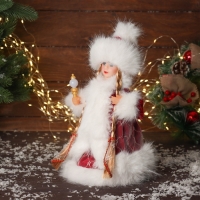 Снегурочка "В пушистой шубке, с фонариком" двигается, с подсветкой, 30х18 см, красный Снегурочка "В пушистой шубке, с фонариком" двигается, с подсветкой, 30х18 см, красный