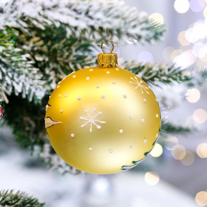 Ёлочная игрушка Шар &laquo;Дед Мороз в лесу&raquo;, 80 мм, ручная роспись, стекло