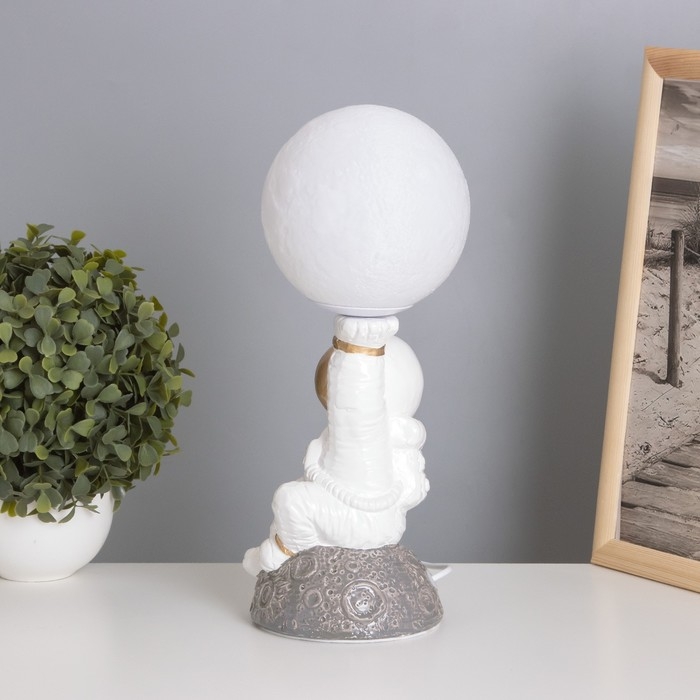 Лампа настольная Лампа настольная "Космонавт с луной" 1х40Вт Е14 белый/золото 12,5х12,5х31см