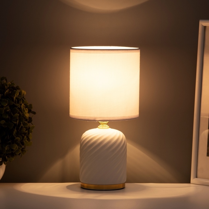 Настольная лампа "Рионфо" Е14 40вт белый 13х13х26 см