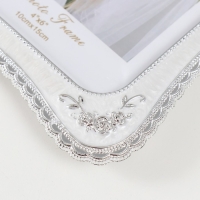 Фоторамка пластик под металл 10х15 см "Овал с розами" серебро и перламутр 21,5х14,3х0,8 см