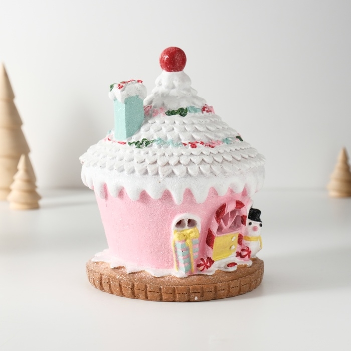 Сувенир полистоун свет "Пряничный домик розовый в глазури со снеговиком" 11,5х11,5х15 см