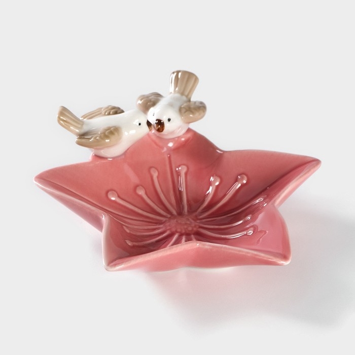 Блюдо керамическое сервировочное &laquo;Голубки на цветочке&raquo;, 14&times;13,5&times;4 см, цвет розовый