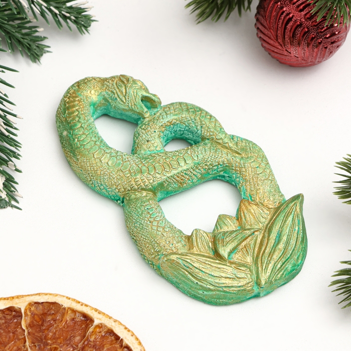 Новый год. Символ 2025. Панно с подвесом Новый год. Символ 2025. Панно с подвесом "Змея в цветке" зеленый с позолотой, 12х7х1см