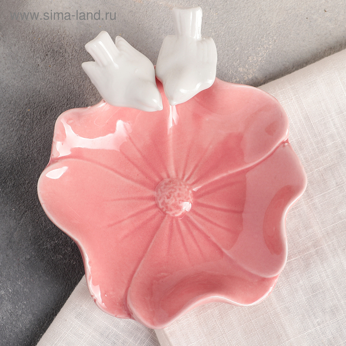 Блюдо керамическое &laquo;Голубки на цветке&raquo;, 14&times;14 см, цвет розовый