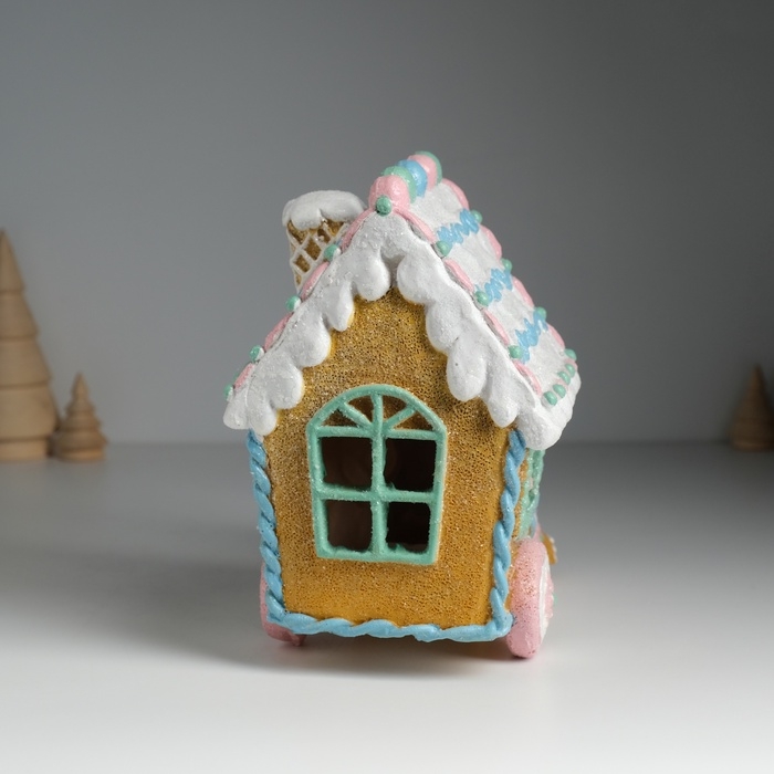 Сувенир полистоун свет Сувенир полистоун свет "Пряничный домик паровозик в глазури и сахаре" 21х12х18,5 см