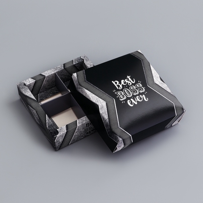 Коробка для конфет 4 шт без окна Коробка для конфет 4 шт без окна "Лучшему мужчине", 12,6 х 12,6 х 3,5 . Кондитерская упаковка