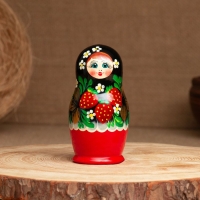 Матрёшка &laquo;Земляничка&raquo;, чёрный платок, 3 кукольная, 10 см