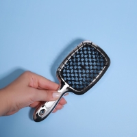 Расчёска массажная, широкая, вентилируемая, с гальваническим покрытием, 8,5 × 20,5 см, PVC коробка, цвет МИКС Расчёска массажная, широкая, вентилируемая, с гальваническим покрытием, 8,5 × 20,5 см, PVC коробка, цвет МИКС