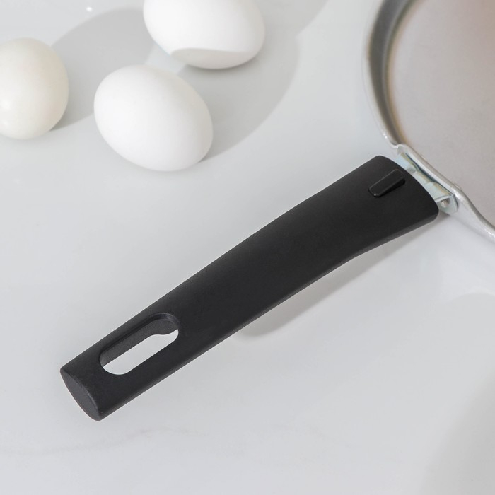 Сковорода блинная алюминиевая, d=22 см, пластиковая ручка Сковорода блинная алюминиевая, d=22 см, пластиковая ручка