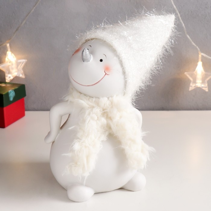 Сувенир полистоун "Деловой снеговичок в белом шарфике, колпаке из мишуры" 23х13х16 см