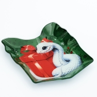 Тарелка в форме подарка новогодняя Дорого внимание &laquo;Сказочного праздника&raquo;, 15 х 17,3 см, стекло