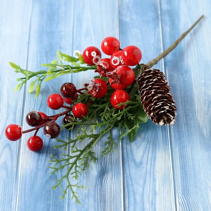 Декор "Зимнее очарование" шишка ягоды веточки зелени, 20 см