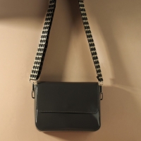 Ручка для сумки &laquo;Гусиная лапка&raquo;, стропа, с карабинами, 139 &plusmn; 3 &times; 3,8 см, цвет чёрный/белый