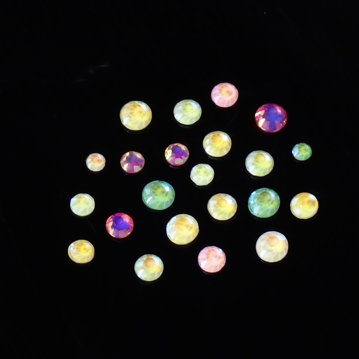 Стразы для декора ногтей «NEON», разноразмерные, светятся в темноте, разноцветные Стразы для декора ногтей «NEON», разноразмерные, светятся в темноте, разноцветные