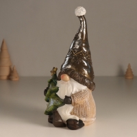 Сувенир полистоун свет "Дед Мороз в колпаке, с ёлкой" беж и шоколад 10,5х10,5х22 см Сувенир полистоун свет "Дед Мороз в колпаке, с ёлкой" беж и шоколад 10,5х10,5х22 см