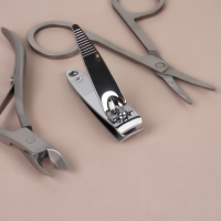 Набор маникюрный, 7 предметов, в футляре, рисунок серый/золотистый Набор маникюрный, 7 предметов, в футляре, рисунок серый/золотистый