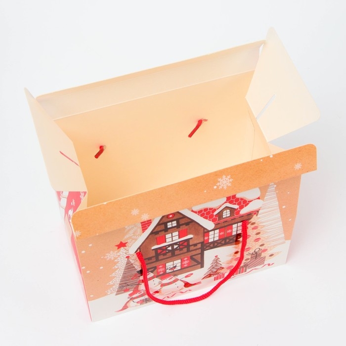 Новый год. Подарочная коробка Новогодняя Коробка-Кейс с веревочными ручками Новый год. Подарочная коробка Новогодняя Коробка-Кейс с веревочными ручками "Елочки" 20,5 х 12 х 17 см.