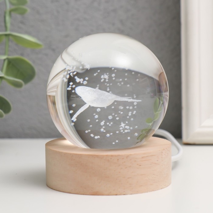 Сувенир стекло подсветка Сувенир стекло подсветка "Кит" d=6 см подставка дерево, USB 6,5х6,5х7,5 см