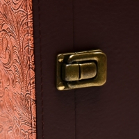 Шкатулка дерево, кожзам для 2 бутылок "Пышные листья" 4 предмета 36х12х20 см Шкатулка дерево, кожзам для 2 бутылок "Пышные листья" 4 предмета 36х12х20 см