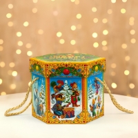 Новый год. Подарочная коробка новогодняя Шестигранник малый "Время сказок" с веревочными ручками, 210x210x185 мм. Новый год. Подарочная коробка новогодняя Шестигранник малый "Время сказок" с веревочными ручками, 210x210x185 мм.