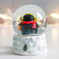 Сувенир полистоун водяной шар "Пингвинчик в шарфике и наушниках" 7х6,7х8,8 см