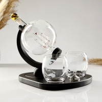 Мини-Бар Путешествия, на подставке, штоф - 930 мл, бокалы - 330 мл, 23,5 х 25,5 х 23 см Мини-Бар Путешествия, на подставке, штоф - 930 мл, бокалы - 330 мл, 23,5 х 25,5 х 23 см