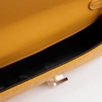 Сумка-мессенджер на клапане, цвет жёлтый