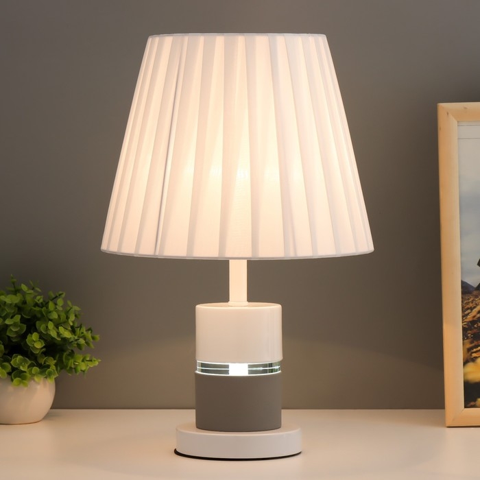 Настольная лампа Аурика E27 40Вт бело-серые 25х25х41 см RISALUX